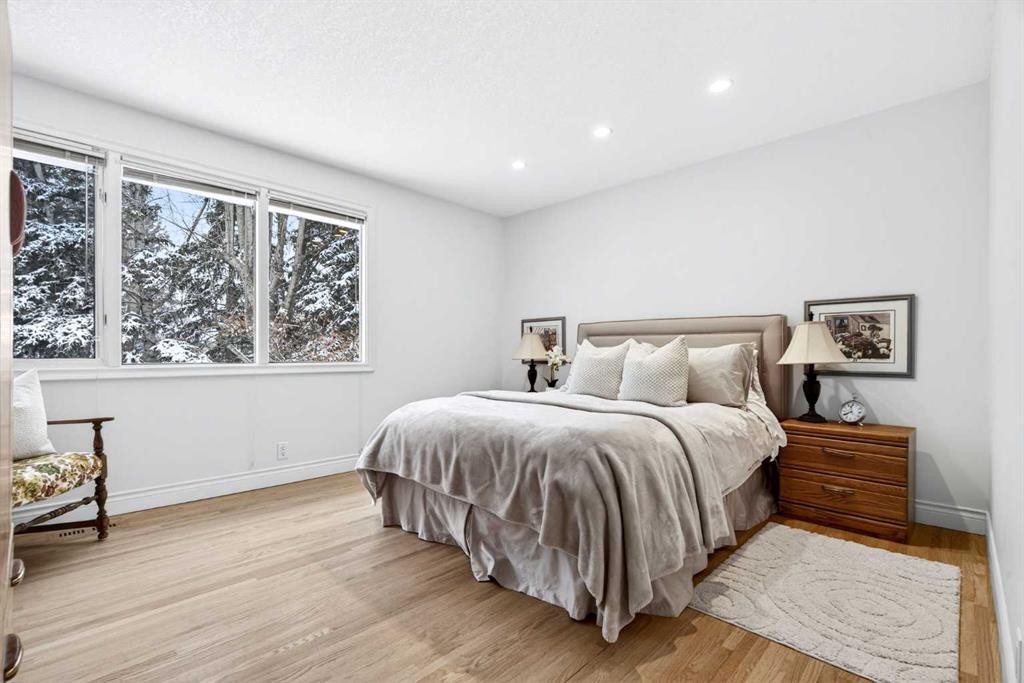 6913 Leaside Drive Sw, Calgary, AB - Indoor Photo Showing Bedroom