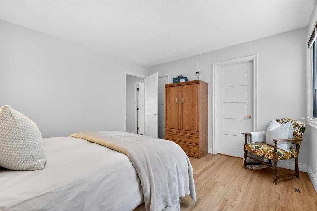 6913 Leaside Drive Sw, Calgary, AB - Indoor Photo Showing Bedroom