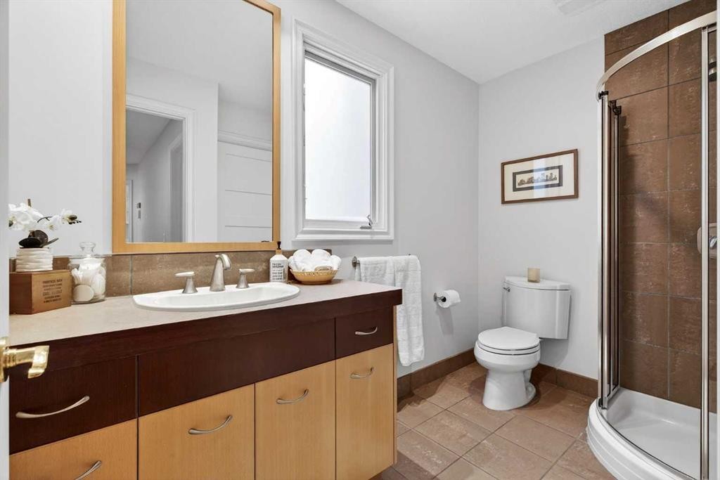 6913 Leaside Drive Sw, Calgary, AB - Indoor Photo Showing Bathroom