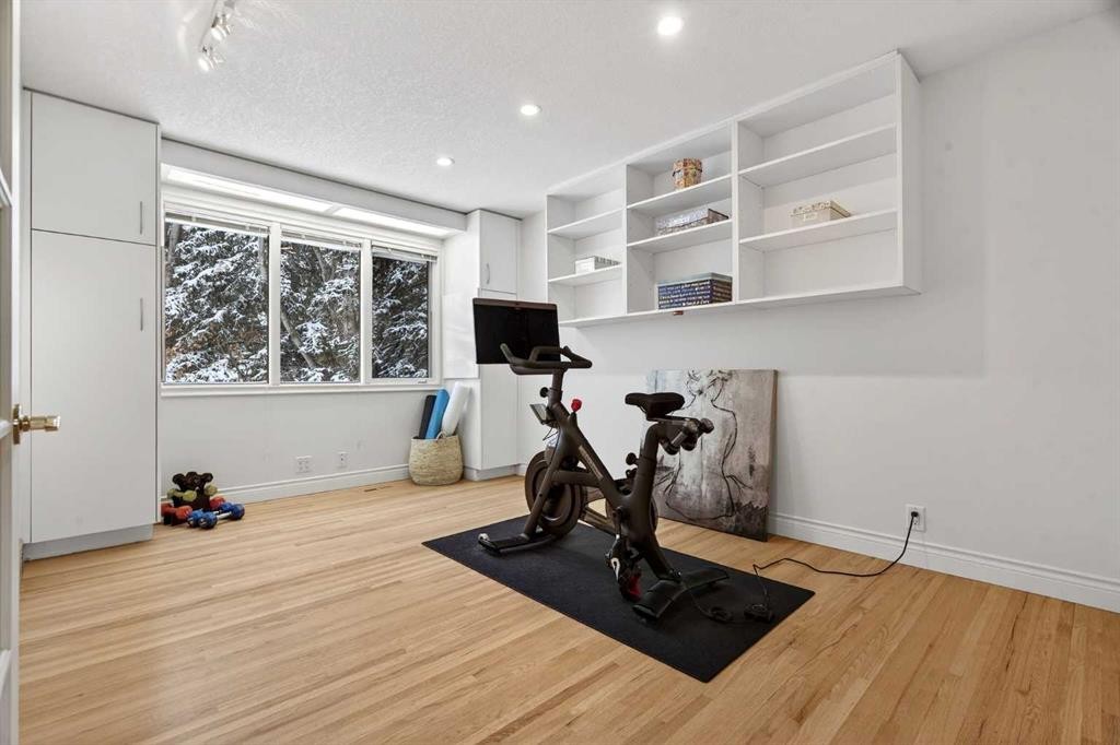 6913 Leaside Drive Sw, Calgary, AB - Indoor Photo Showing Gym Room