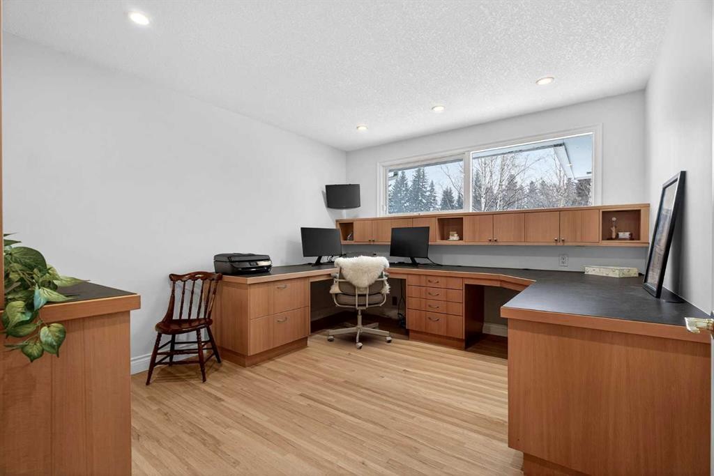 6913 Leaside Drive Sw, Calgary, AB - Indoor Photo Showing Office