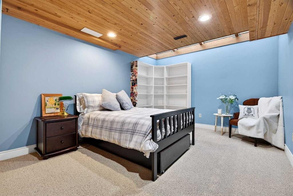 6913 Leaside Drive Sw, Calgary, AB - Indoor Photo Showing Bedroom