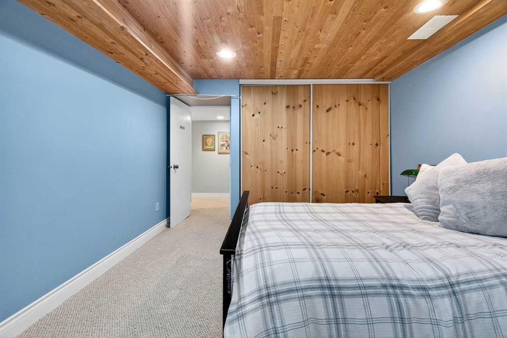6913 Leaside Drive Sw, Calgary, AB - Indoor Photo Showing Bedroom