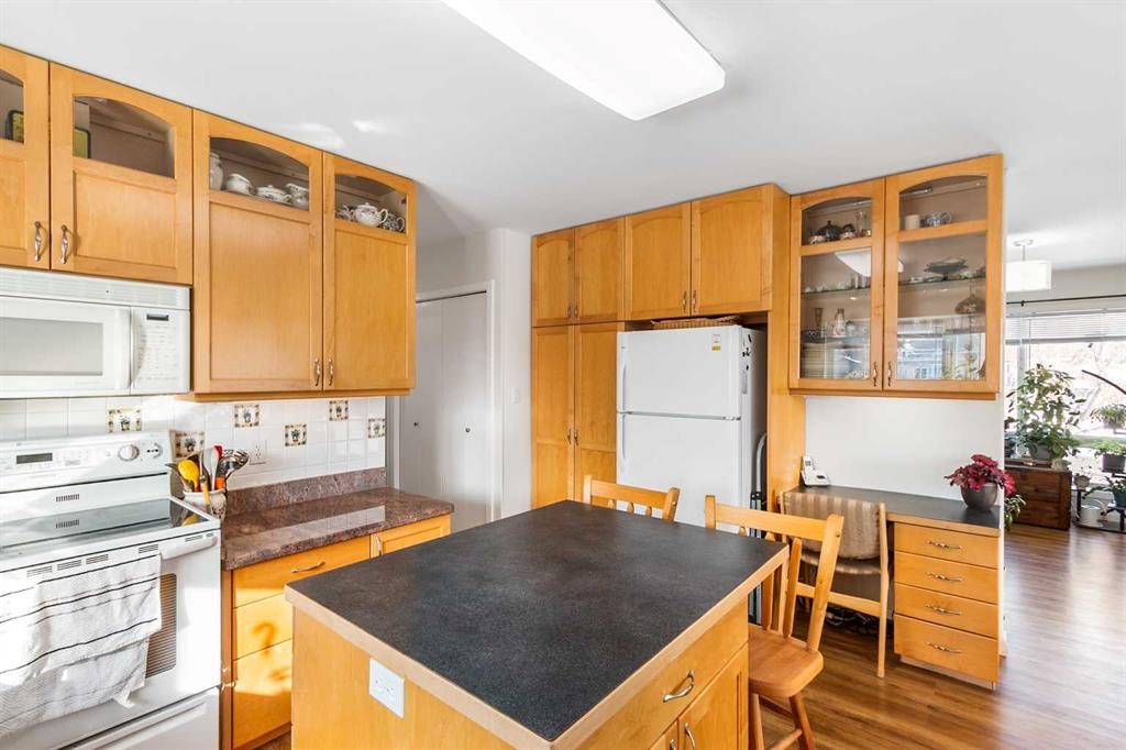 653 Macewan Drive, Carstairs, AB - Indoor Photo Showing Kitchen