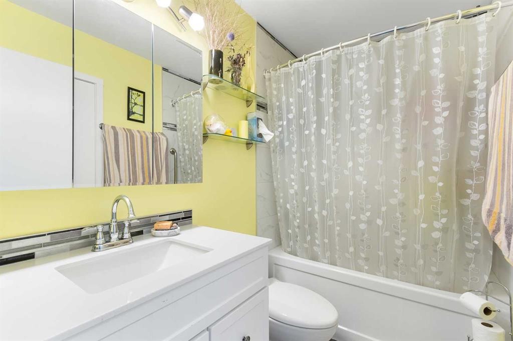 653 Macewan Drive, Carstairs, AB - Indoor Photo Showing Bathroom