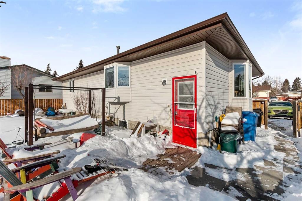 653 Macewan Drive, Carstairs, AB - Outdoor With Exterior