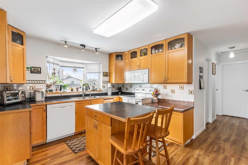 653 Macewan Drive, Carstairs, AB - Indoor Photo Showing Kitchen With Double Sink