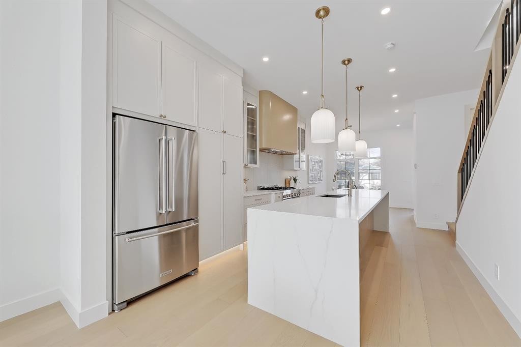 417 22 Avenue Nw, Calgary, AB - Indoor Photo Showing Kitchen With Upgraded Kitchen