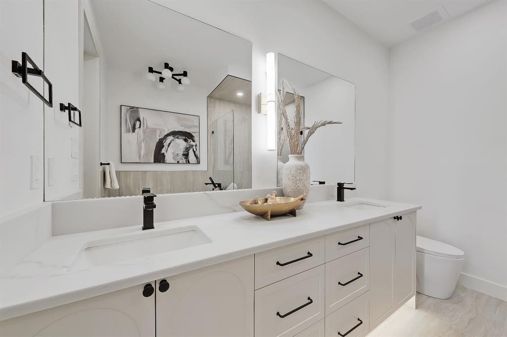 417 22 Avenue Nw, Calgary, AB - Indoor Photo Showing Bathroom