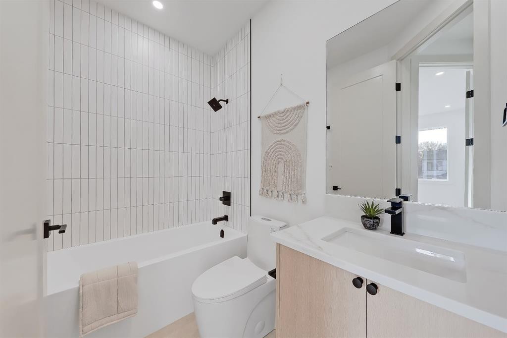 417 22 Avenue Nw, Calgary, AB - Indoor Photo Showing Bathroom