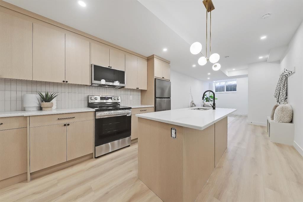 417 22 Avenue Nw, Calgary, AB - Indoor Photo Showing Kitchen With Upgraded Kitchen