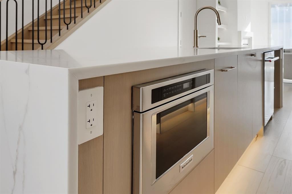 417 22 Avenue Nw, Calgary, AB - Indoor Photo Showing Kitchen