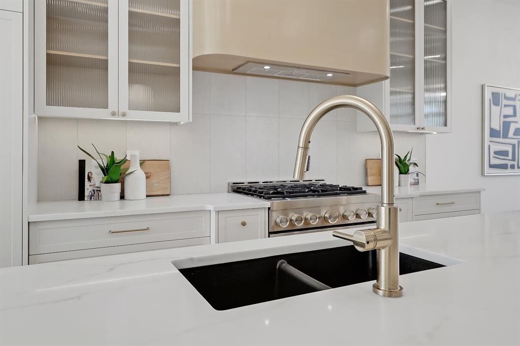 417 22 Avenue Nw, Calgary, AB - Indoor Photo Showing Kitchen With Double Sink With Upgraded Kitchen