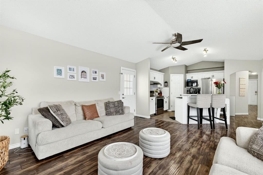 108 Cimarron Grove Circle, Okotoks, AB - Indoor Photo Showing Living Room