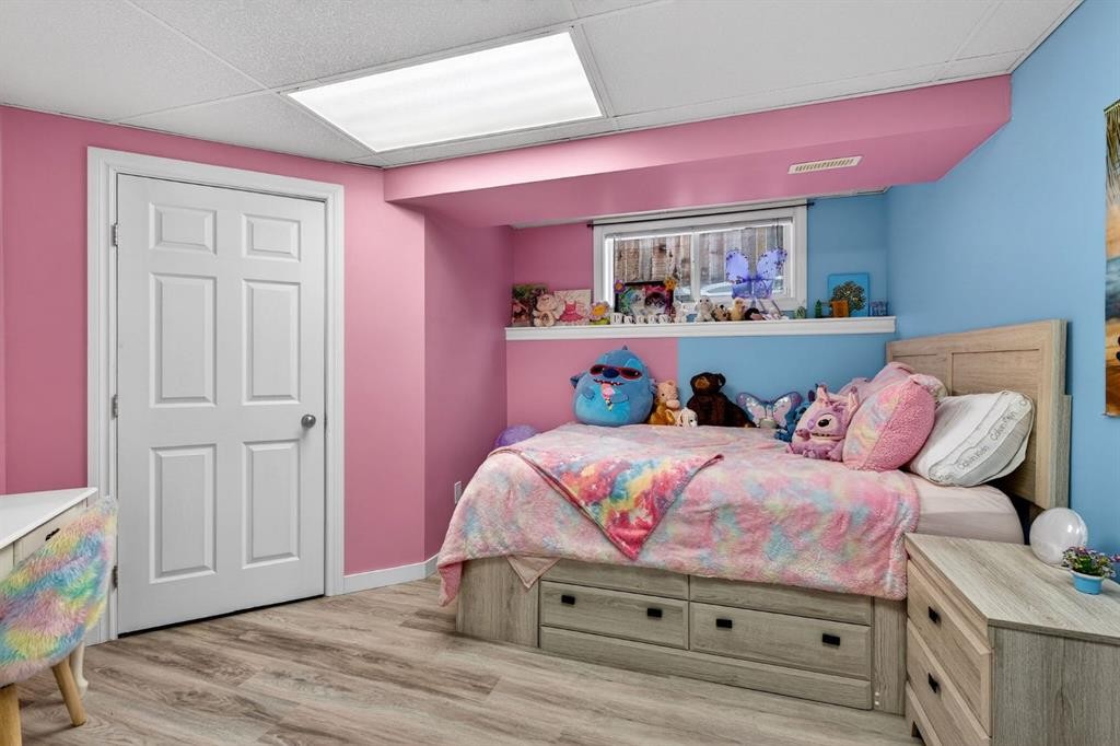 108 Cimarron Grove Circle, Okotoks, AB - Indoor Photo Showing Bedroom