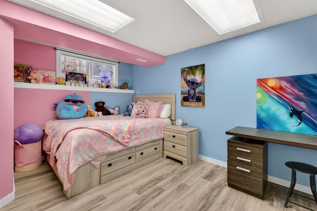 108 Cimarron Grove Circle, Okotoks, AB - Indoor Photo Showing Bedroom