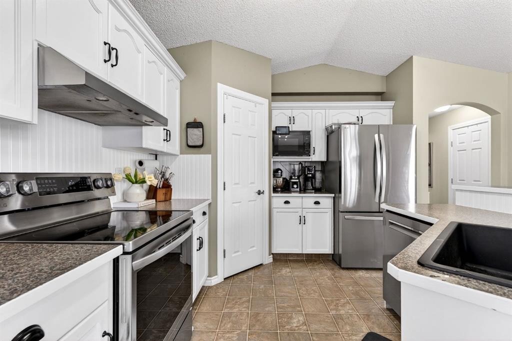 108 Cimarron Grove Circle, Okotoks, AB - Indoor Photo Showing Kitchen
