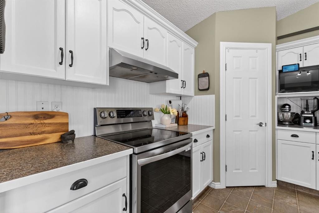 108 Cimarron Grove Circle, Okotoks, AB - Indoor Photo Showing Kitchen