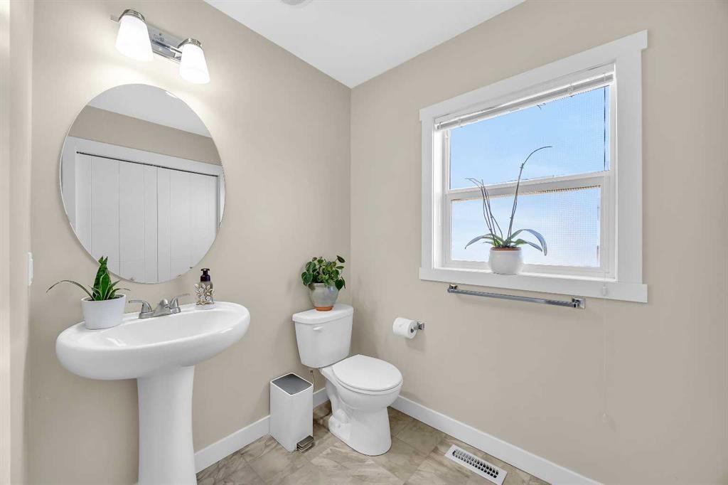 405 Redstone View Ne, Calgary, AB - Indoor Photo Showing Bathroom