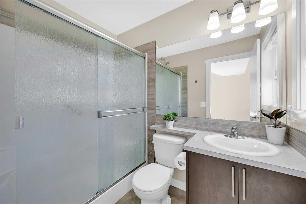 405 Redstone View Ne, Calgary, AB - Indoor Photo Showing Bathroom
