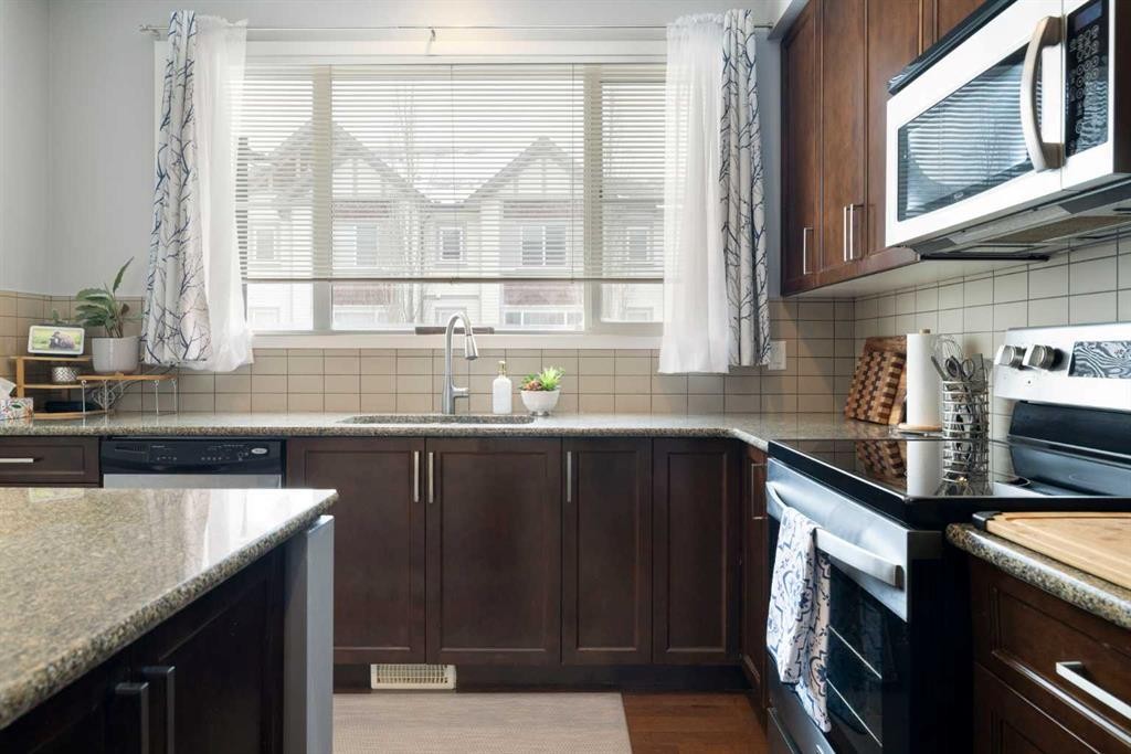 1815 Copperfield Boulevard Se, Calgary, AB - Indoor Photo Showing Kitchen