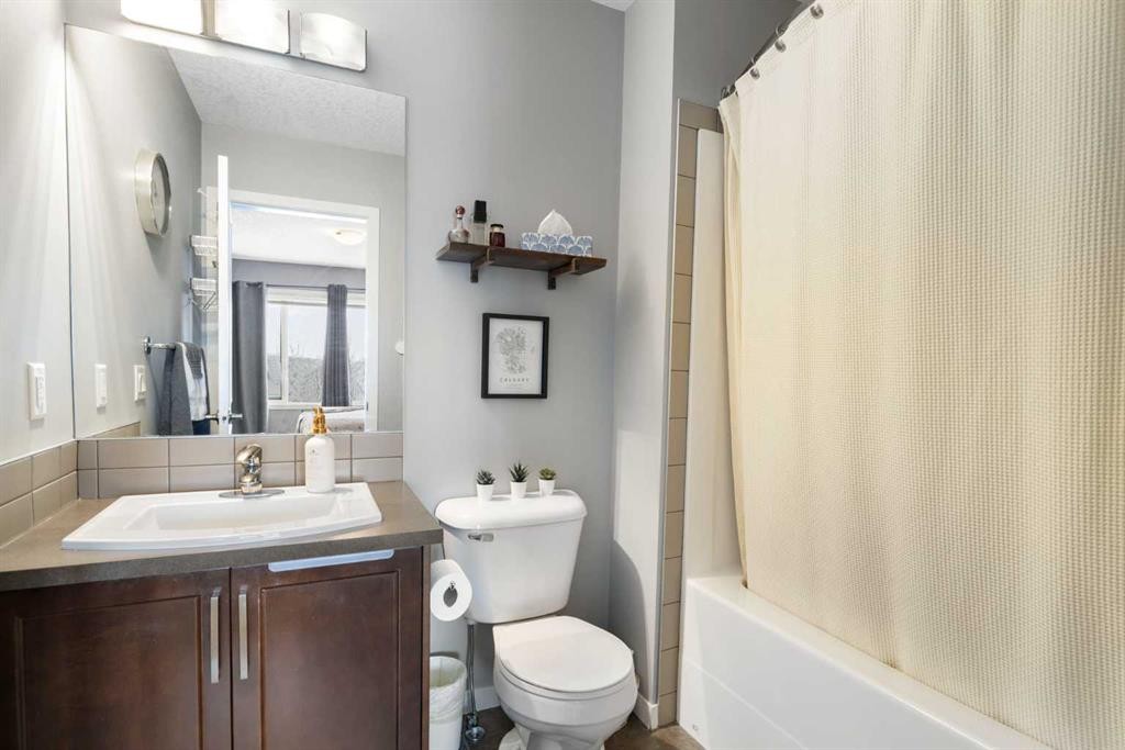 1815 Copperfield Boulevard Se, Calgary, AB - Indoor Photo Showing Bathroom