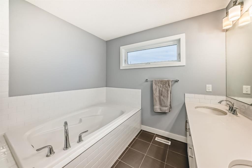 58 Sage Bluff View Nw, Calgary, AB - Indoor Photo Showing Bathroom