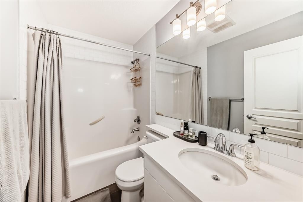 58 Sage Bluff View Nw, Calgary, AB - Indoor Photo Showing Bathroom