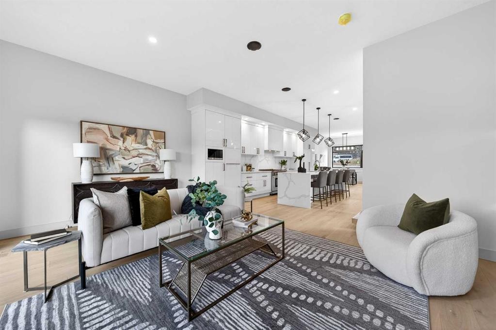 5239 22 Avenue Nw, Calgary, AB - Indoor Photo Showing Living Room