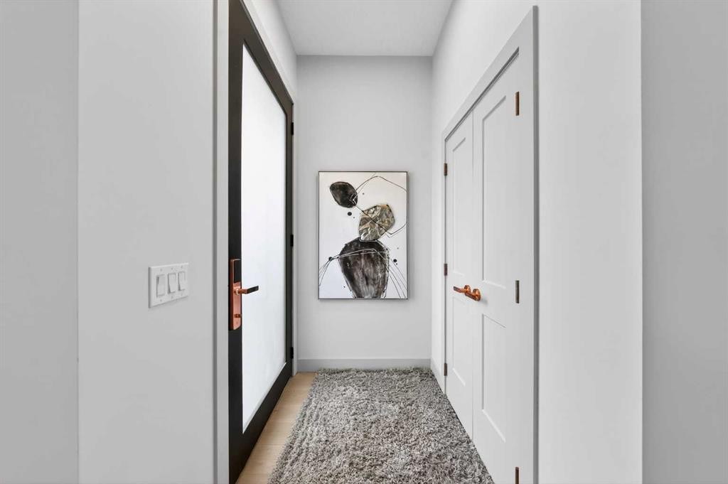 5239 22 Avenue Nw, Calgary, AB - Indoor Photo Showing Other Room