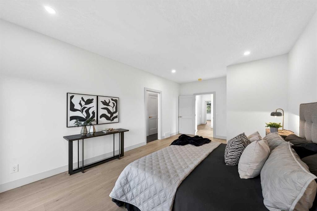 5239 22 Avenue Nw, Calgary, AB - Indoor Photo Showing Bedroom