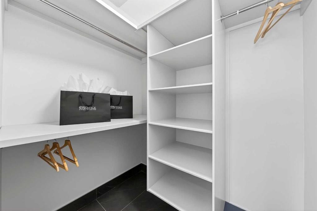 5239 22 Avenue Nw, Calgary, AB - Indoor With Storage