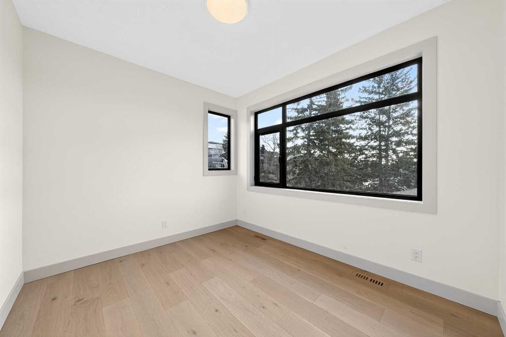 5239 22 Avenue Nw, Calgary, AB - Indoor Photo Showing Other Room