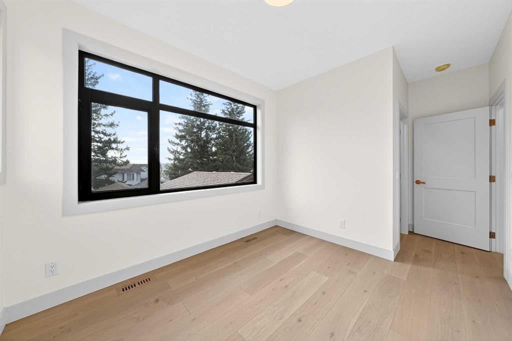 5239 22 Avenue Nw, Calgary, AB - Indoor Photo Showing Other Room