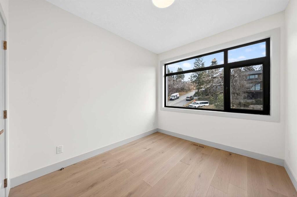 5239 22 Avenue Nw, Calgary, AB - Indoor Photo Showing Other Room