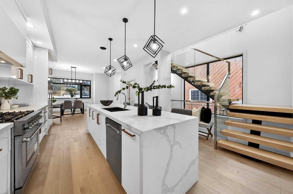 5239 22 Avenue Nw, Calgary, AB - Indoor Photo Showing Kitchen With Upgraded Kitchen