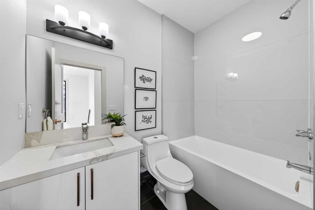 5239 22 Avenue Nw, Calgary, AB - Indoor Photo Showing Bathroom