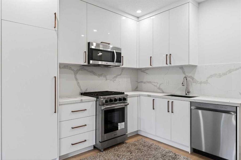 5239 22 Avenue Nw, Calgary, AB - Indoor Photo Showing Kitchen With Stainless Steel Kitchen With Upgraded Kitchen