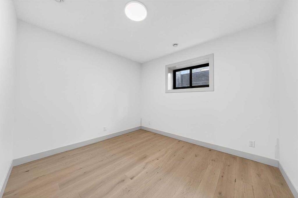 5239 22 Avenue Nw, Calgary, AB - Indoor Photo Showing Other Room