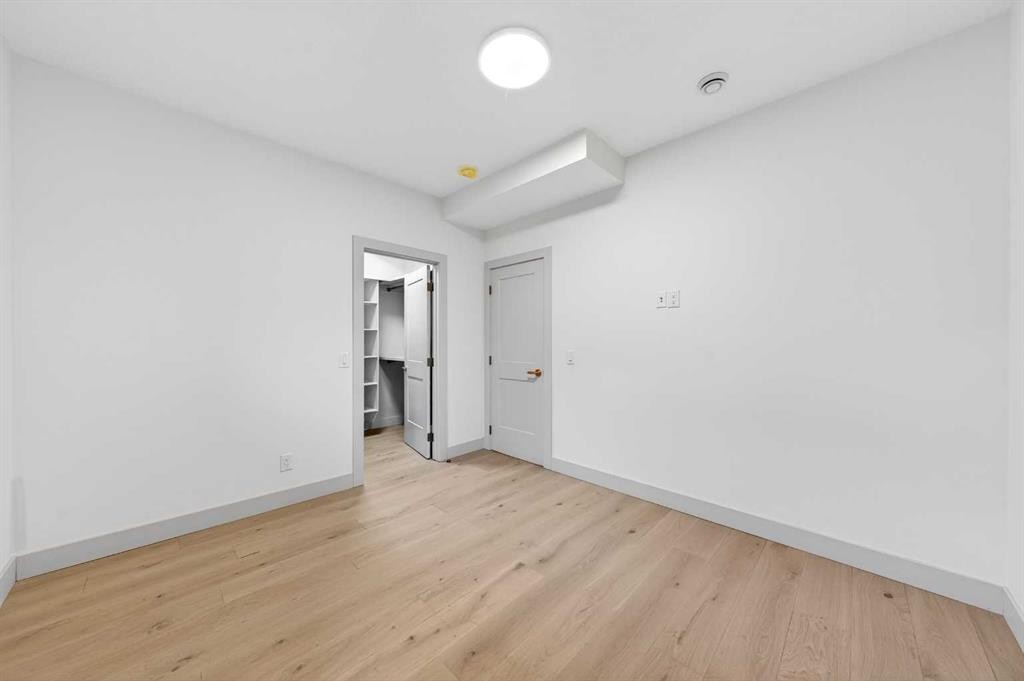 5239 22 Avenue Nw, Calgary, AB - Indoor Photo Showing Other Room