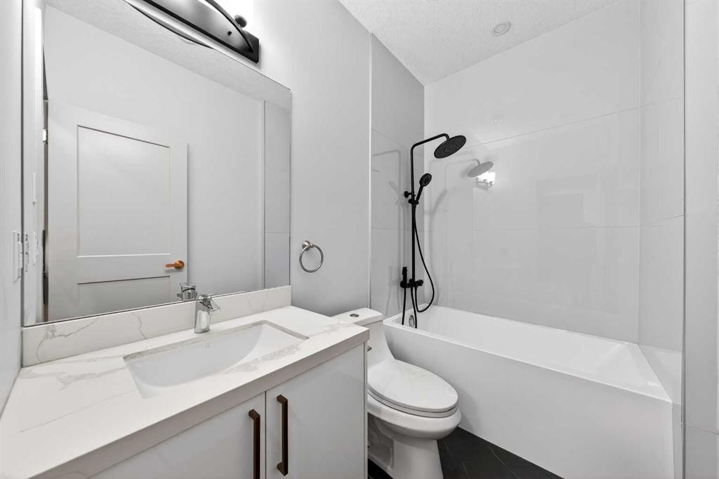5239 22 Avenue Nw, Calgary, AB - Indoor Photo Showing Bathroom