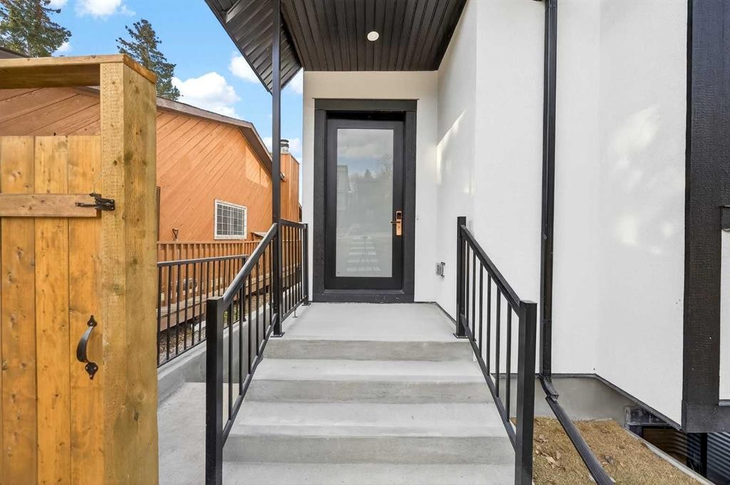 5239 22 Avenue Nw, Calgary, AB - Outdoor With Exterior