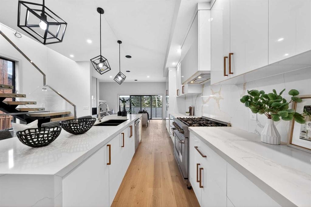 5239 22 Avenue Nw, Calgary, AB - Indoor Photo Showing Kitchen With Double Sink With Upgraded Kitchen