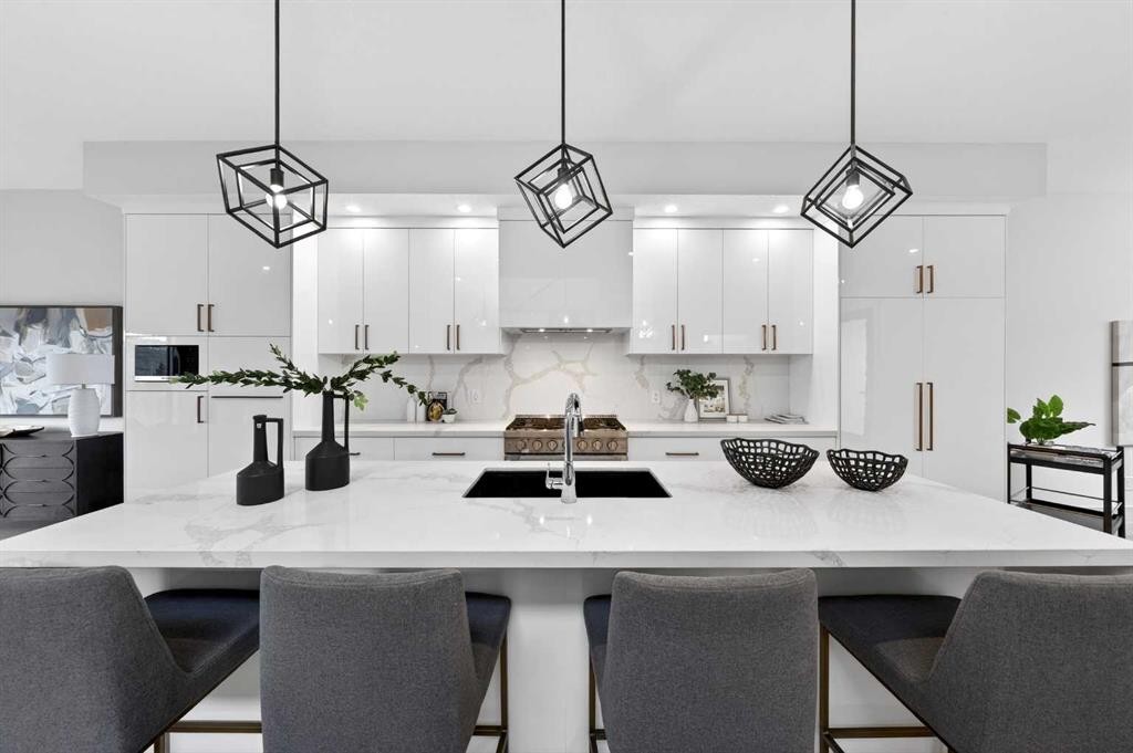 5239 22 Avenue Nw, Calgary, AB - Indoor Photo Showing Kitchen With Upgraded Kitchen