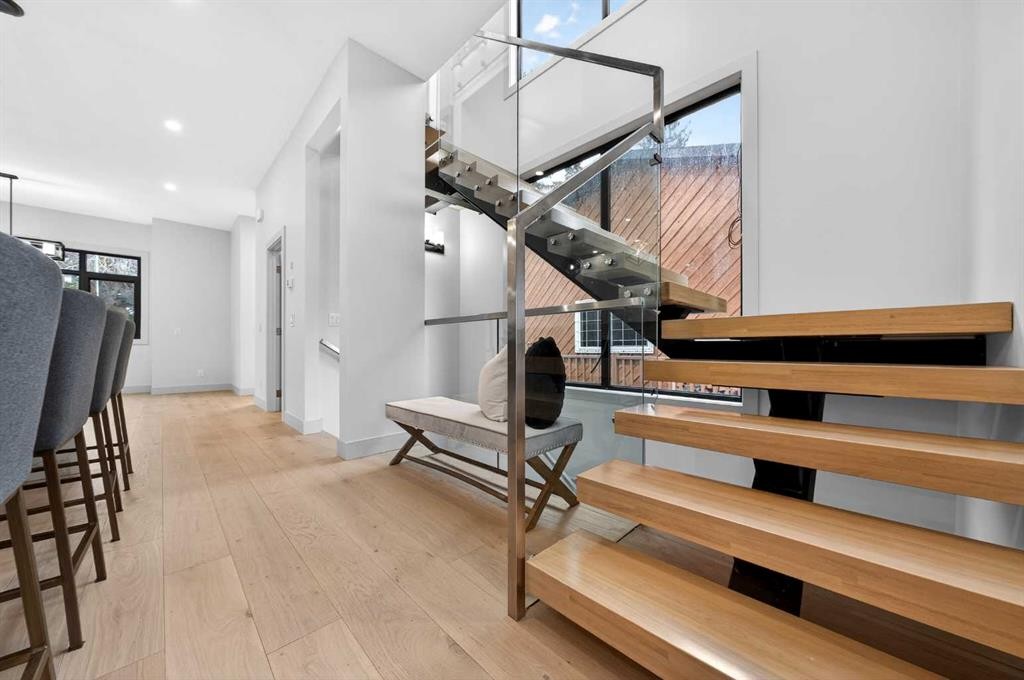 5239 22 Avenue Nw, Calgary, AB - Indoor Photo Showing Other Room