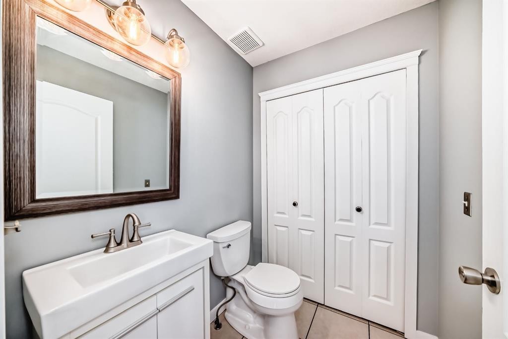 40 Cimarron Crescent, Okotoks, AB - Indoor Photo Showing Bathroom