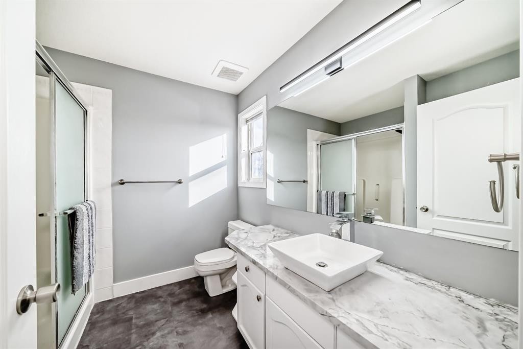 40 Cimarron Crescent, Okotoks, AB - Indoor Photo Showing Bathroom
