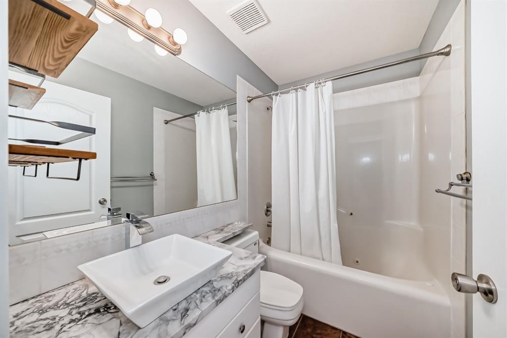 40 Cimarron Crescent, Okotoks, AB - Indoor Photo Showing Bathroom