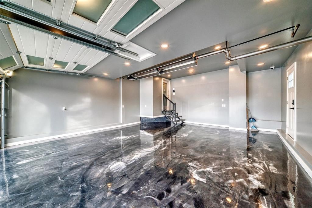 40 Cimarron Crescent, Okotoks, AB - Indoor Photo Showing Garage