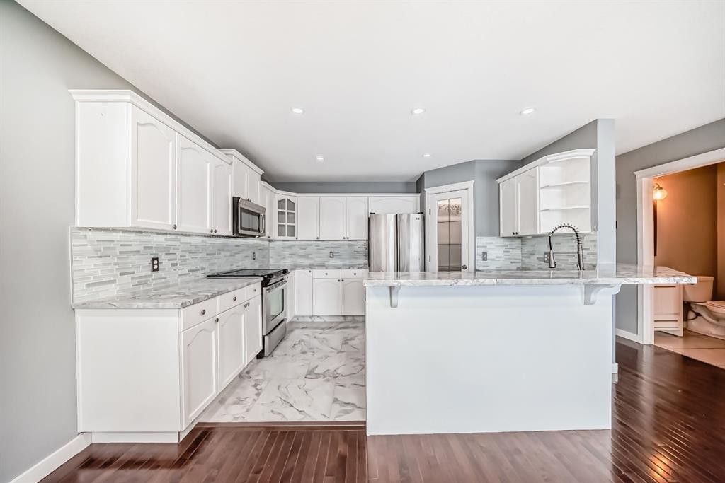 40 Cimarron Crescent, Okotoks, AB - Indoor Photo Showing Kitchen With Upgraded Kitchen